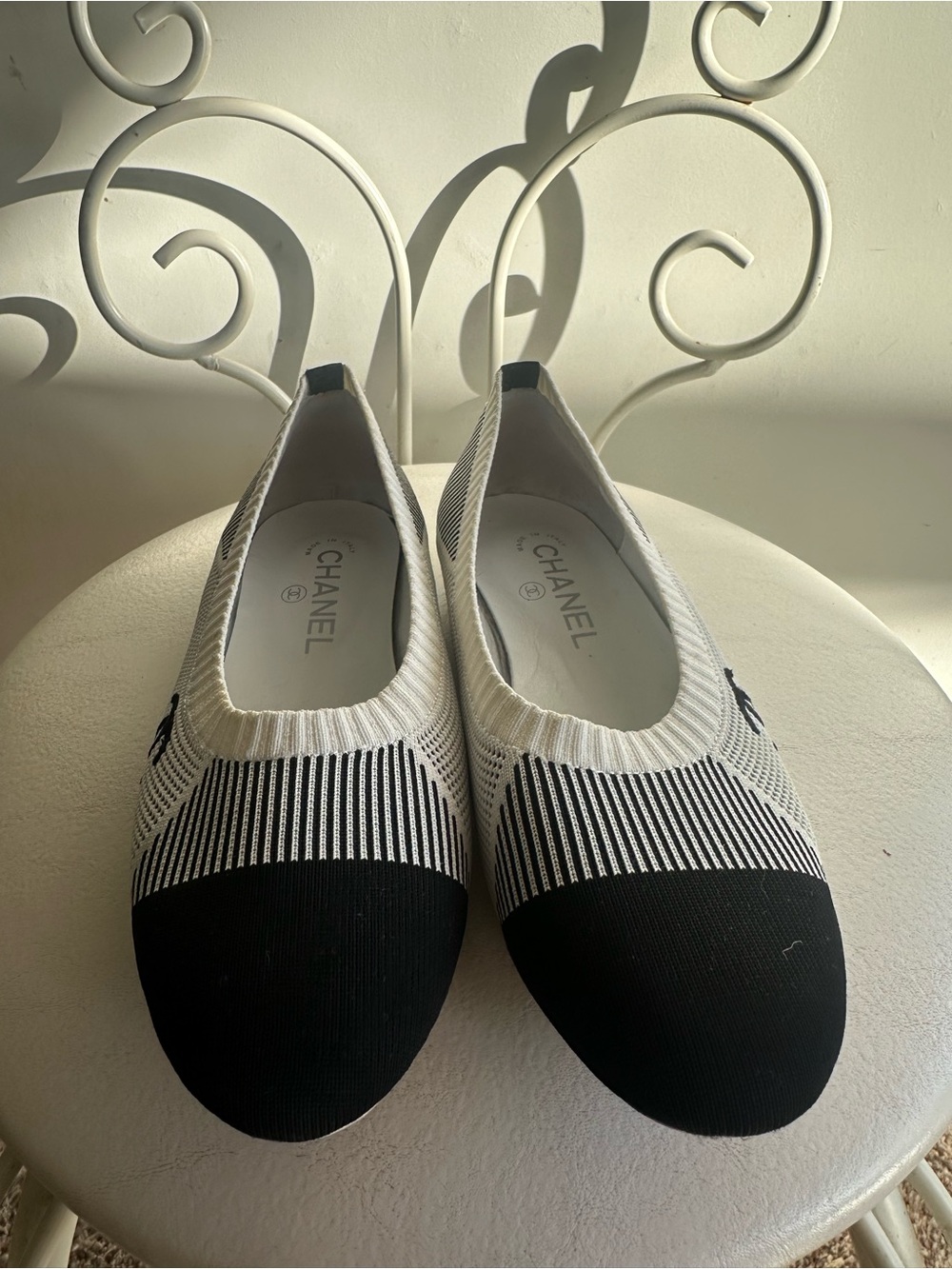 CHANEL Black and Cream Knit Ballet Flats with CC Logo - Picture 2 of 12